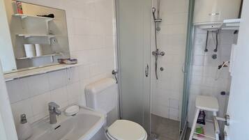 Douche, serviettes fournies, papier toilette