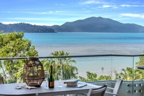 Outdoor dining - Hibiscus 201 (Sea View) & Free Buggy-Hamilton Island (Hamilton Island)