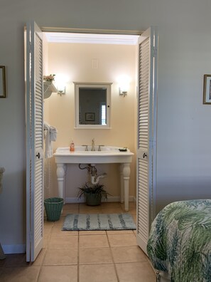 3 bedrooms, iron/ironing board, WiFi, bed sheets - Wonderful Condo on Sanibel Island - An Island Hideaway (Sanibel)
