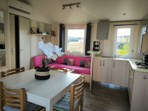 Kühlschrank, Mikrowelle, Herdplatte, Wasserkocher mit Kaffee-/Teezubehör
