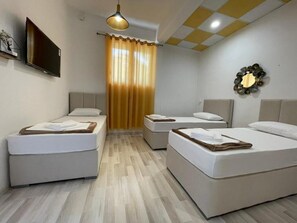 Superior Triple Room, Garden View - HOSTEL IZVOR (Podgorica)