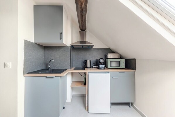 Microwave, stovetop - Beautiful, bright studio in a central location - Very close to the station (Cambrai)
