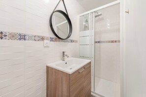 Douche, séchoir à cheveux, serviettes fournies, savon