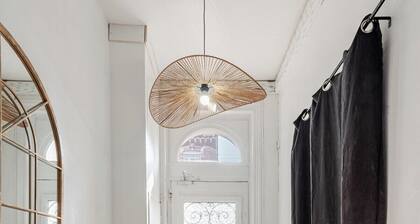 Beautiful, bright studio in a central location - Very close to the station