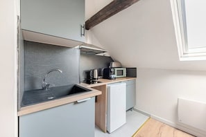 Microwave, stovetop - Beautiful, bright studio in a central location - Very close to the station (Cambrai)