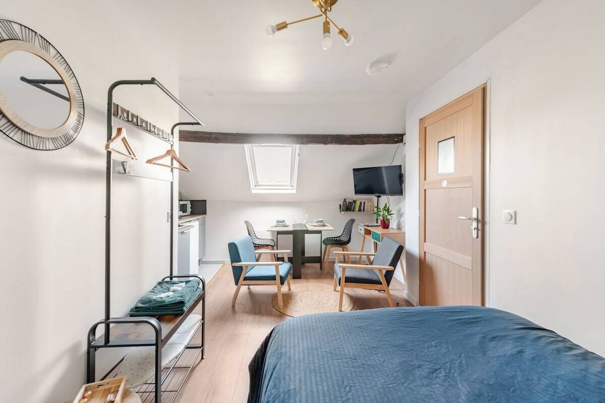 Een strijkplank/strijkijzer, wifi, beddengoed