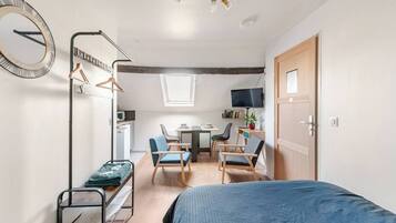 Een strijkplank/strijkijzer, wifi, beddengoed