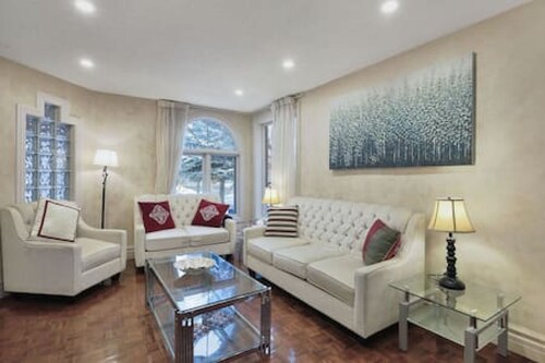 The Mississauga Garden Villa / 5 BR and Playground