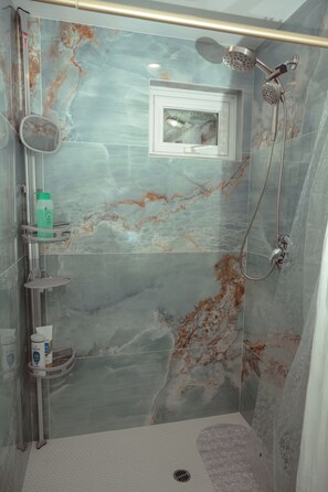 Haartrockner, Handtücher, Seife, Toilettenpapier