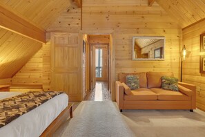 3 bedrooms, desk, iron/ironing board, travel cot - Walk to Beach! Lakeview Cabin • Ski, Bike & Golf Nearby (Tahoe Vista)