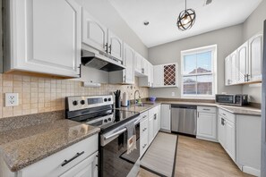 Microwave, oven, stovetop, dishwasher - The Captain's Quarters at Soulard (St. Louis)