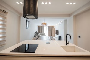 Una cucina moderna con isola centrale, piano cottura integrato e lavello.