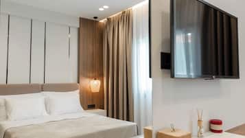 Comfort Villa, Balcony, Pool View | Iron/ironing board, WiFi, bed sheets