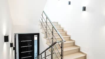 Comfort Villa, Balcony, Pool View | Interior