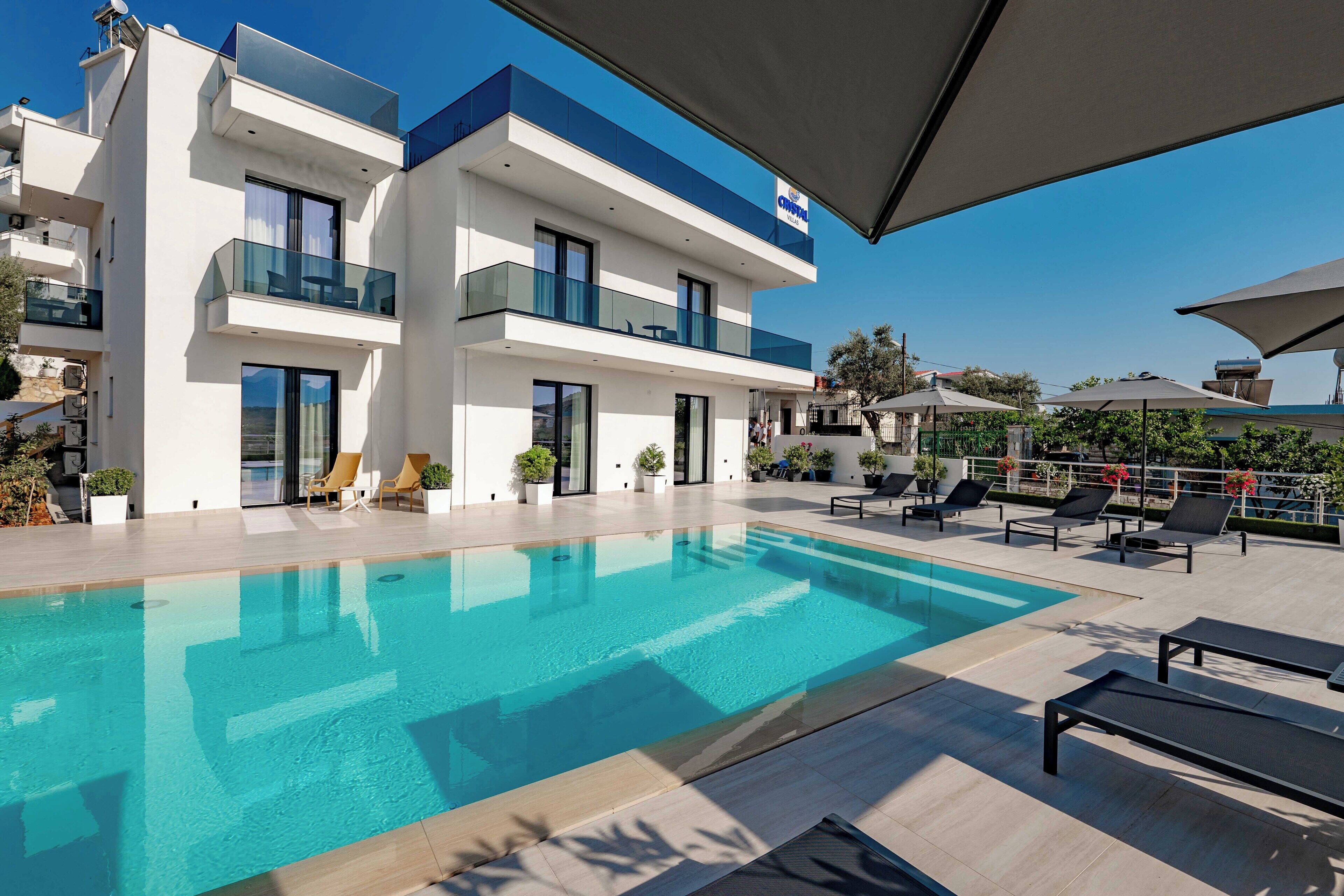 Villa Confort, balcón, vistas a la piscina | Piscina | Una piscina al aire libre