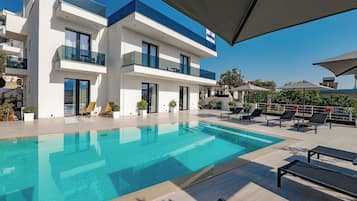 Villa Confort, balcón, vistas a la piscina | Piscina | Una piscina al aire libre
