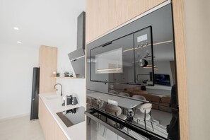 Villa Confort, balcon, vue sur la piscine | Cuisine privée | Cafétière à espresso, cafetière-théière, bouilloire électrique