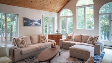 Smart TV, fireplace, books, stereo