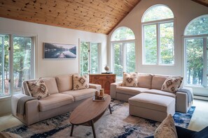 Smart TV, fireplace, books, stereo