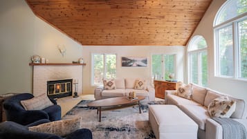 Smart TV, fireplace, books, stereo