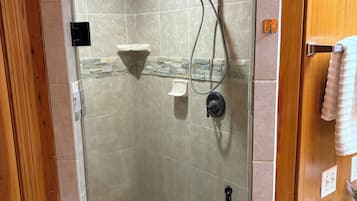 Baignoire à jets, sèche-cheveux, serviettes fournies, savon