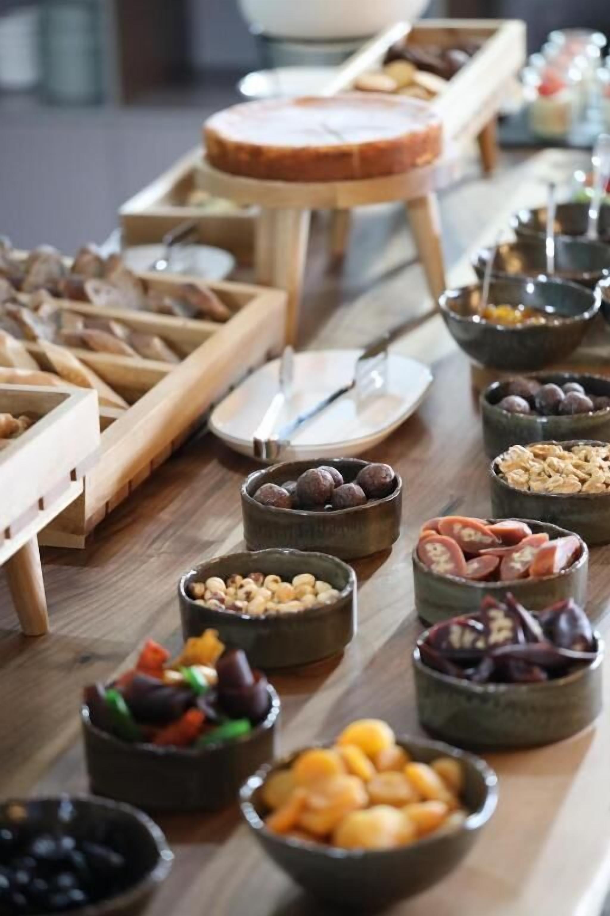 Una mesa de buffet con distintos alimentos y un panecillo.