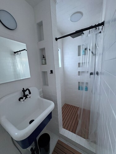 Adorable 1-bedroom apt in downtown charming Camden