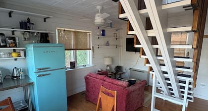 Adorable 1-bedroom apt in downtown charming Camden