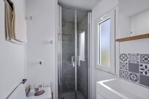 Secadora de cabello, toallas, jabón, papel de baño 