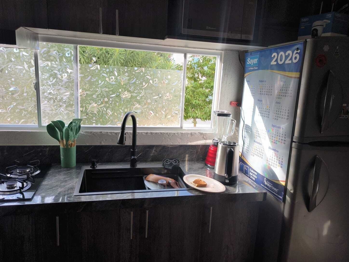 Réfrigérateur, micro-ondes, plaque de cuisson, cafetière/bouilloire