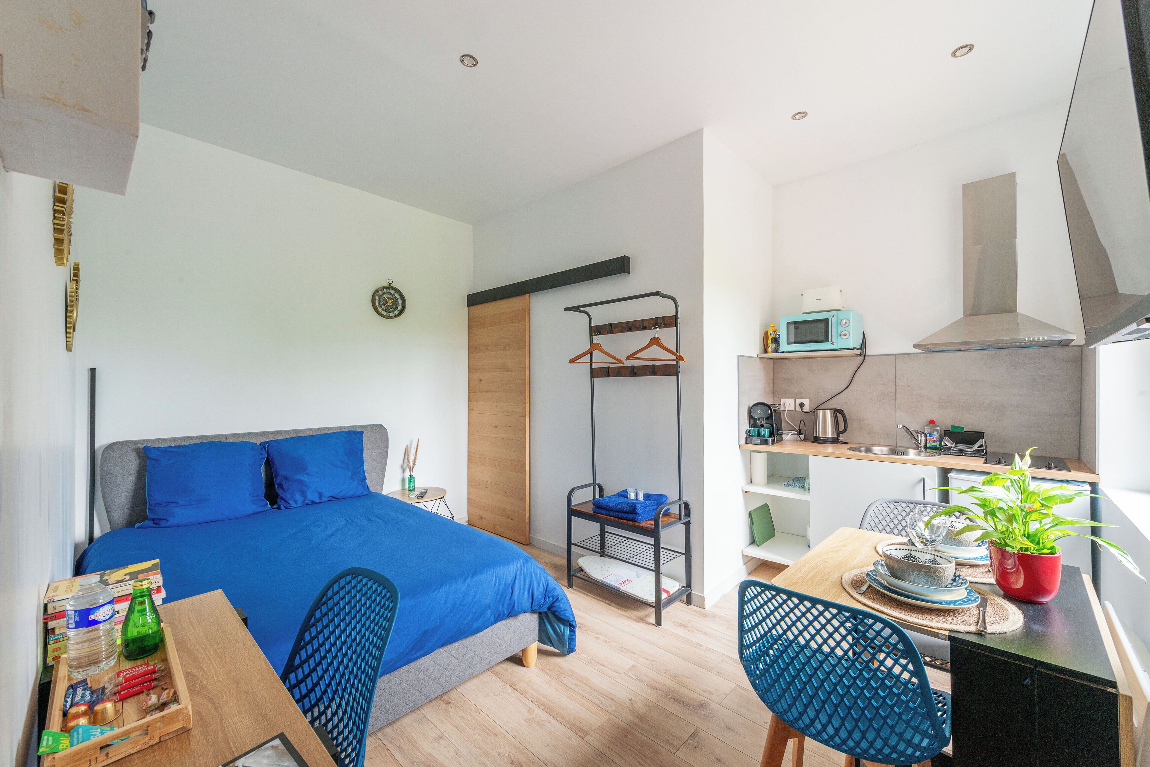 Silitysrauta/-lauta, Wi-Fi, vuodevaatteet