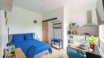 Silitysrauta/-lauta, Wi-Fi, vuodevaatteet