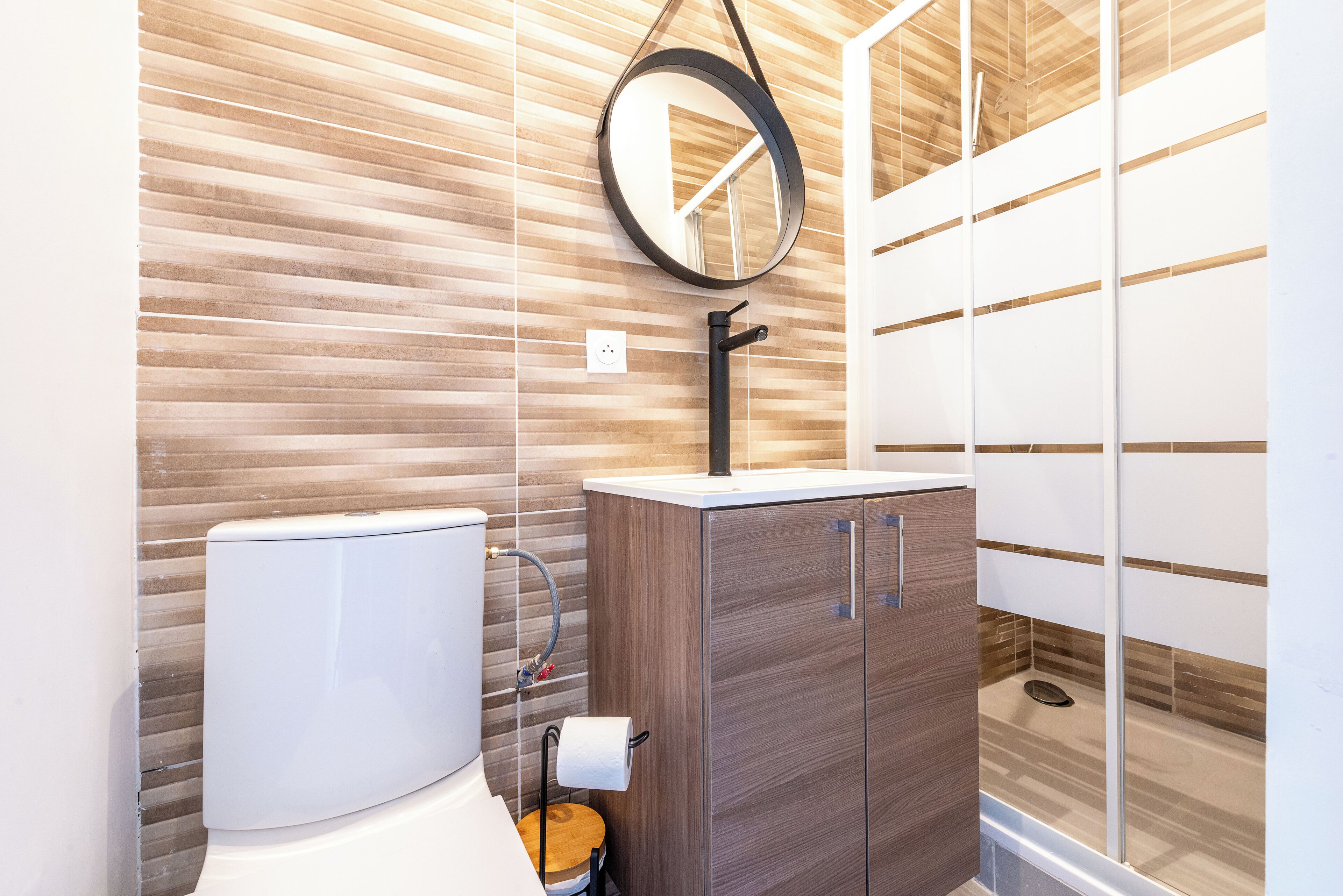 Suihku, hiustenkuivaaja, pyyhkeet, saippua