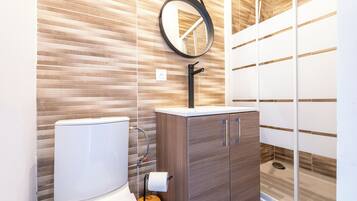 Suihku, hiustenkuivaaja, pyyhkeet, saippua