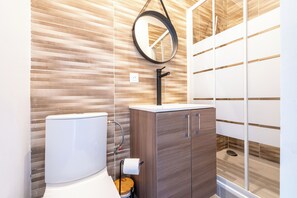 Ducha, secador de pelo, toallas, jabón