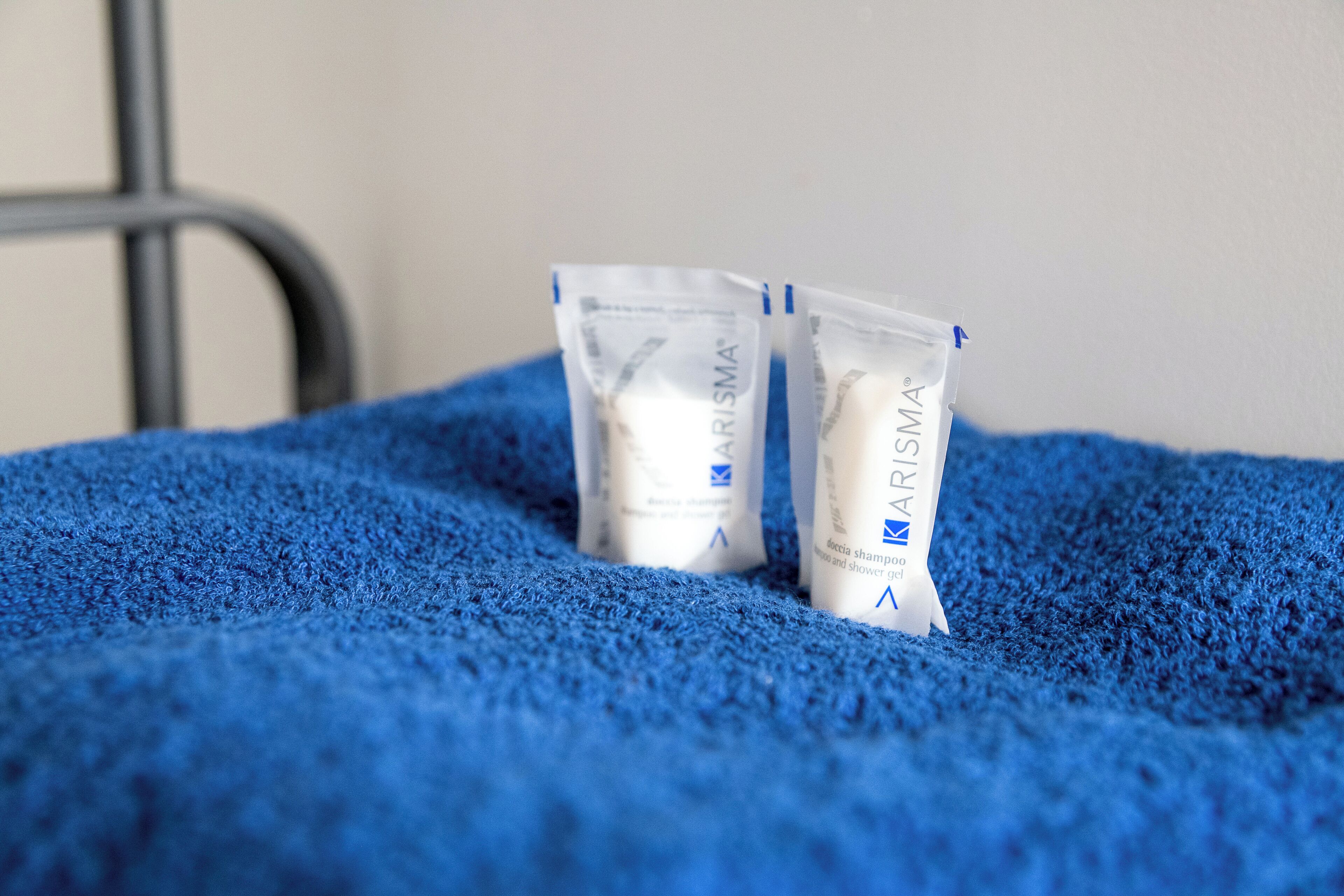 Een douche, een haardroger, handdoeken, zeep