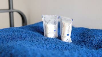 Een douche, een haardroger, handdoeken, zeep