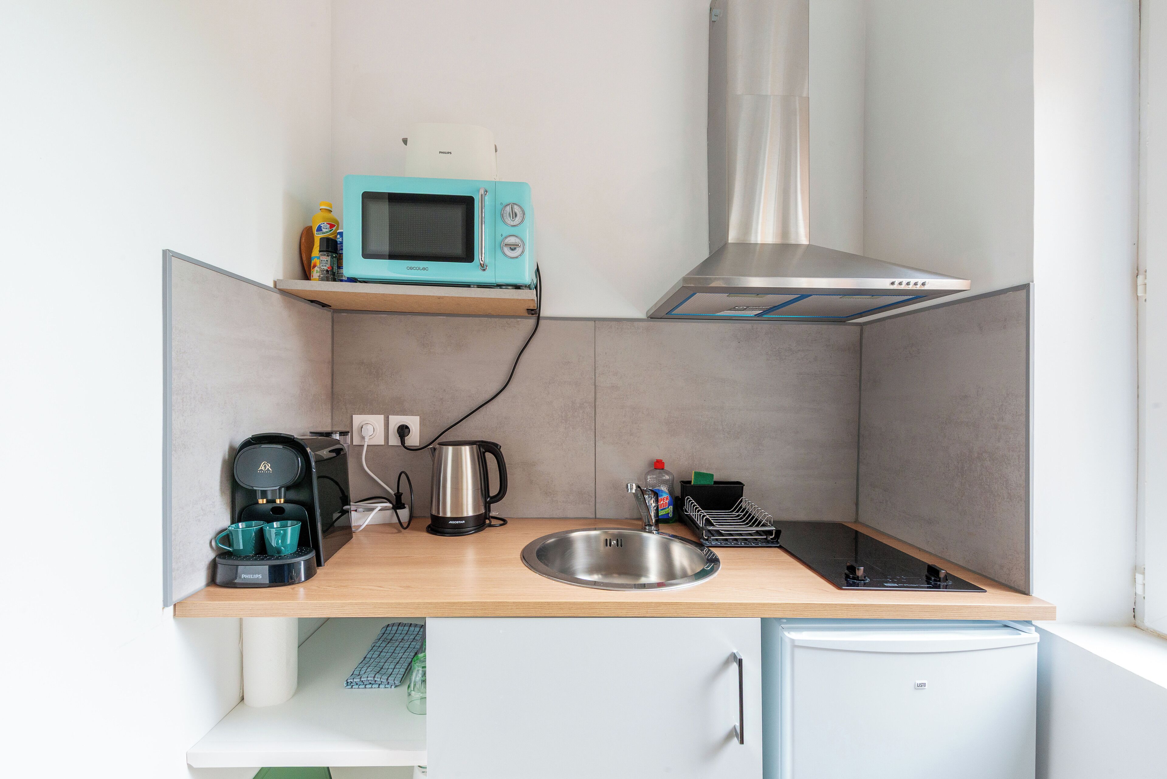 Een microgolfoven, een kookplaat