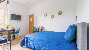 Silitysrauta/-lauta, Wi-Fi, vuodevaatteet