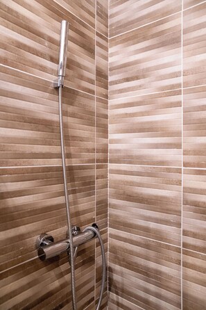 Een douche, een haardroger, handdoeken, zeep