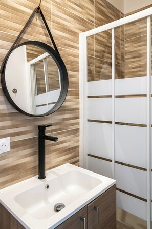 Shower, hair dryer, towels, soap - Charming, light-filled studio - Centre-ville-Gare (Cambrai)