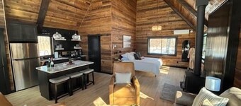 Little Agate. Cabin in woods. Sauna/Wood fireplace/Pets ok.