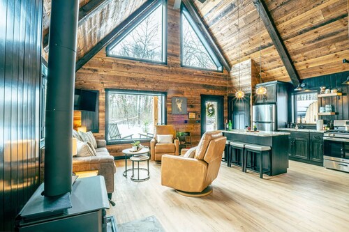 Little Agate. Cabin in woods. Sauna/Wood fireplace/Pets ok.