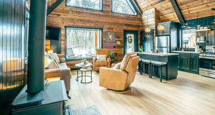 Little Agate. Cabin in woods. Sauna/Wood fireplace/Pets ok.