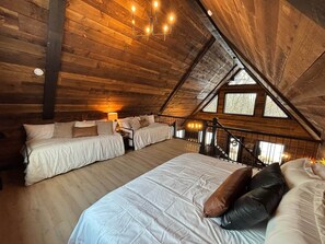 2 bedrooms, WiFi, bed sheets - Hidden Gem. Cabin in woods. Sauna. Wood Fireplace. Pets ok. (Jenkins)