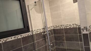 Secadora de cabello, toallas, jabón, papel de baño