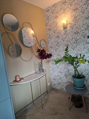 Interior - A stopover in the mountains and vineyards (Gan)