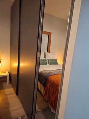 3 chambres, fer et planche à repasser, Wi-Fi, draps fournis