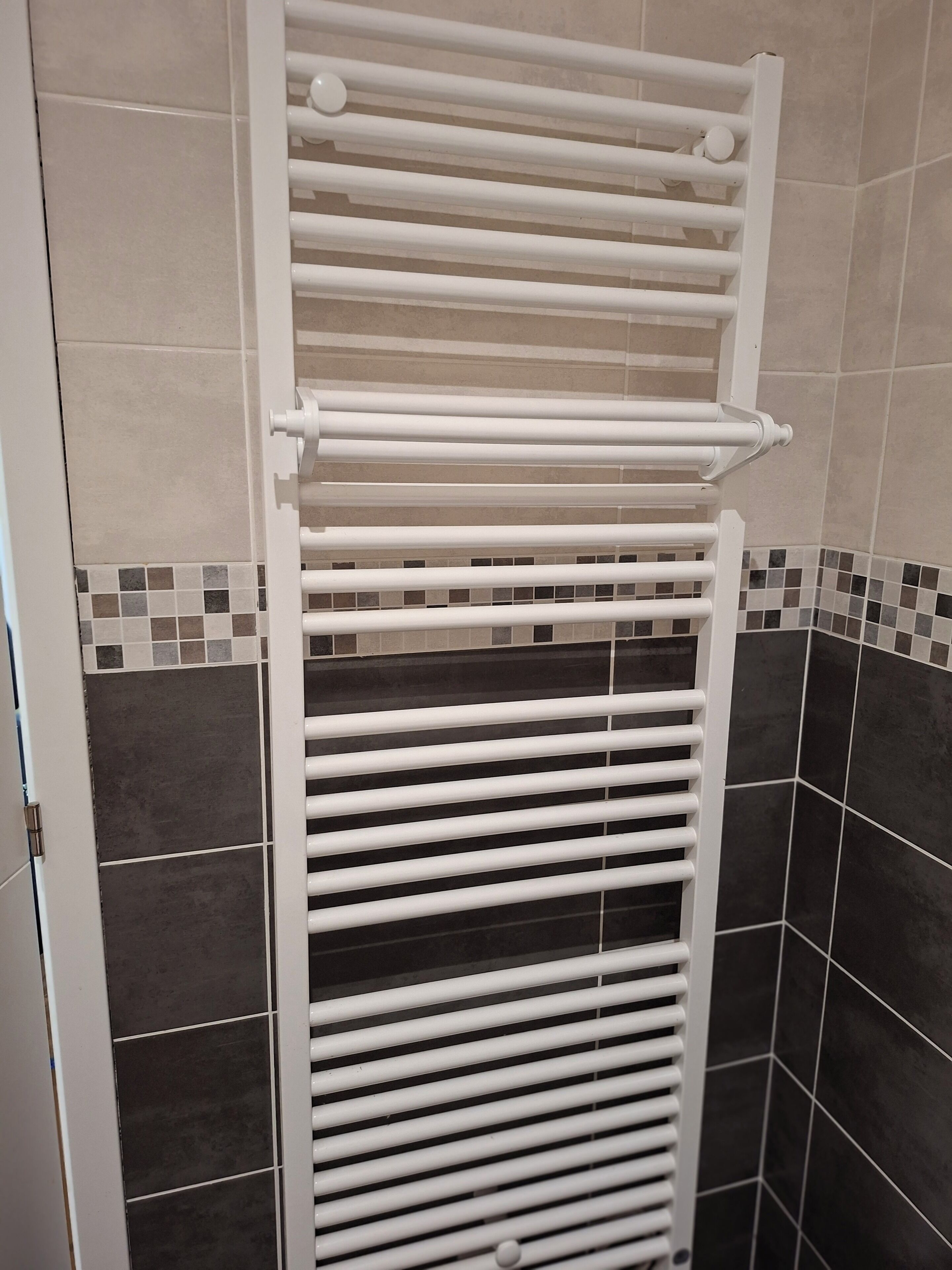 Sèche-cheveux, serviettes fournies, savon, papier toilette