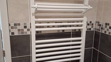 Sèche-cheveux, serviettes fournies, savon, papier toilette